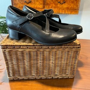 New Avaron Mary janes 7 narrow